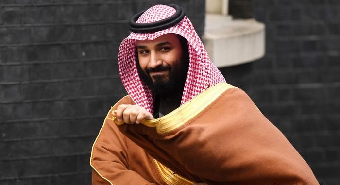 صور.. مسدس مطلي بالذهب هدية نواب باكستانيين لمحمد بن سلمان