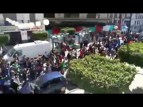 شاهد مسيرات حاشدة بالجزائر ضد العهدة الخامسة.. “الجيش الشعب خاو خاوة”