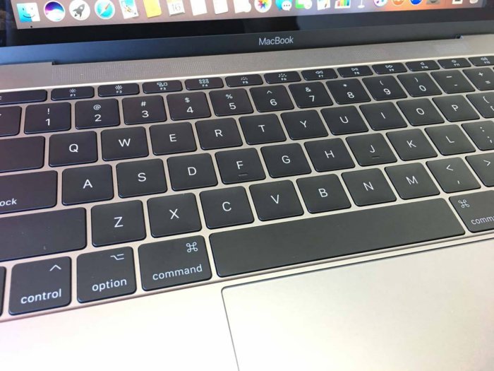 أبل تعتذر لمستخدميها عن مشكلة في لوحة مفاتيح MacBook