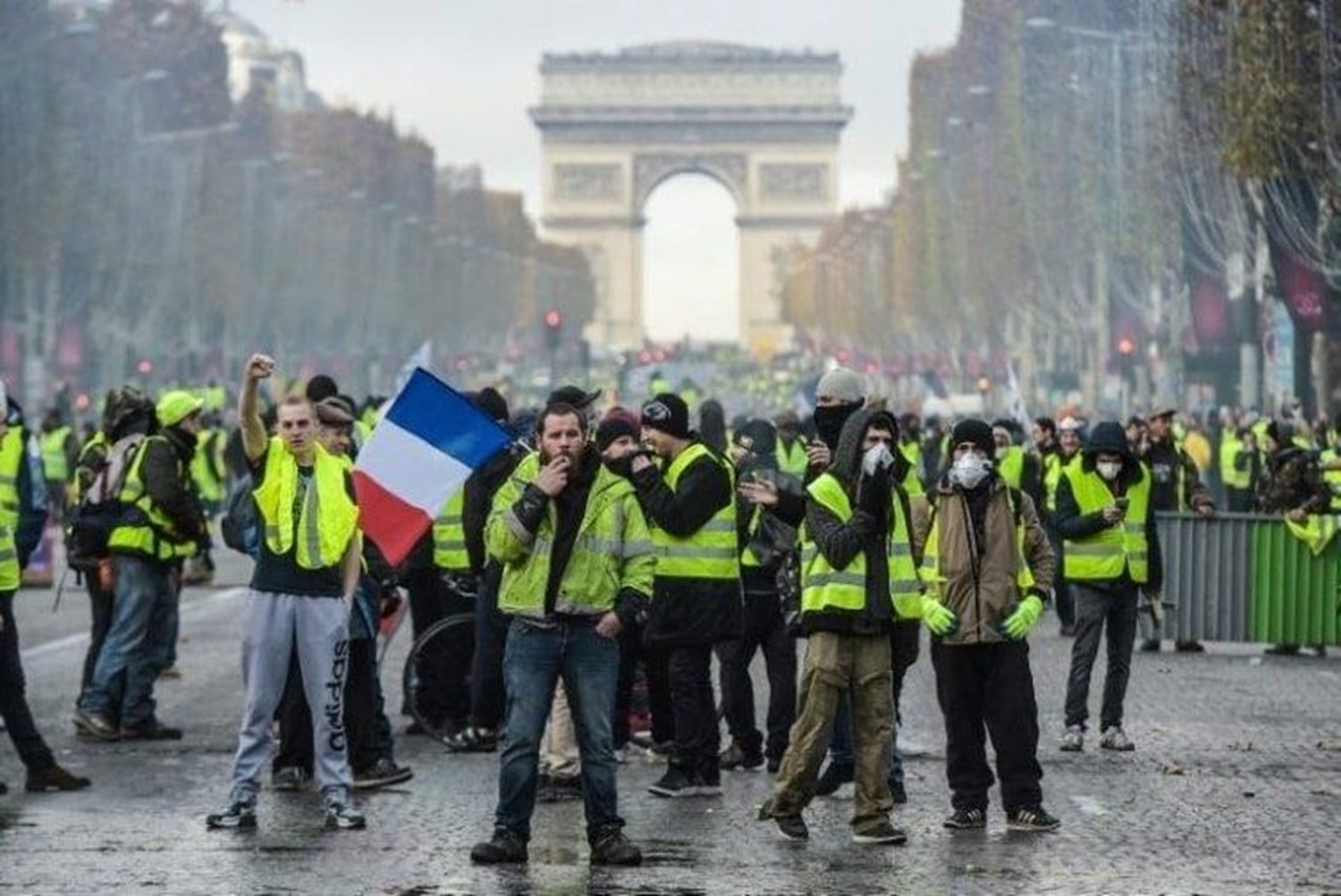 فرنسا.. إصدار أحكام قضائية في حق ألفي شخص منذ بداية مظاهرات حركة “السترات الصفراء”