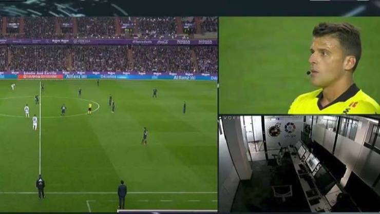 فضيحة الموسم.. شاهد الحكم يلغي هدفا في مباراة ريال مدريد بالاستعانة بحكام الـ’VAR’ المختفين