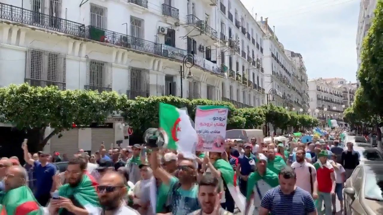 الجزائر: آلاف الجزائريين يتجمهرون بالعاصمة للأسبوع الثالث عشر في احتجاجات مناهضة للحكومة