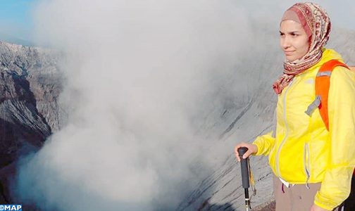 المغربية “شيماء انجوم” تتحدى الخوف عند بركان “جبل برومو” في إندونيسيا