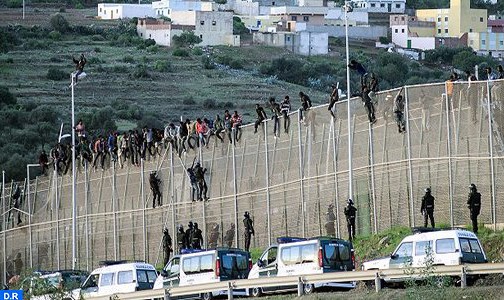 إحباط محاولة اقتحام جماعي لما يناهز 400 مهاجرا سريا منحدرين من دول إفريقيا جنوب لمدينة سبتة المحتلة