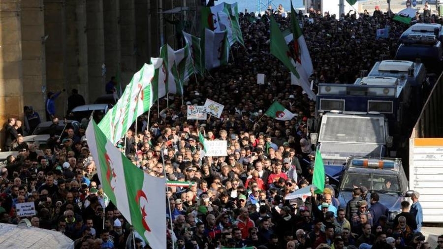 الجزائر: لائحة من 14 نقطة تعبر عن “مطالب الحراك” للسلطة الحاكمة