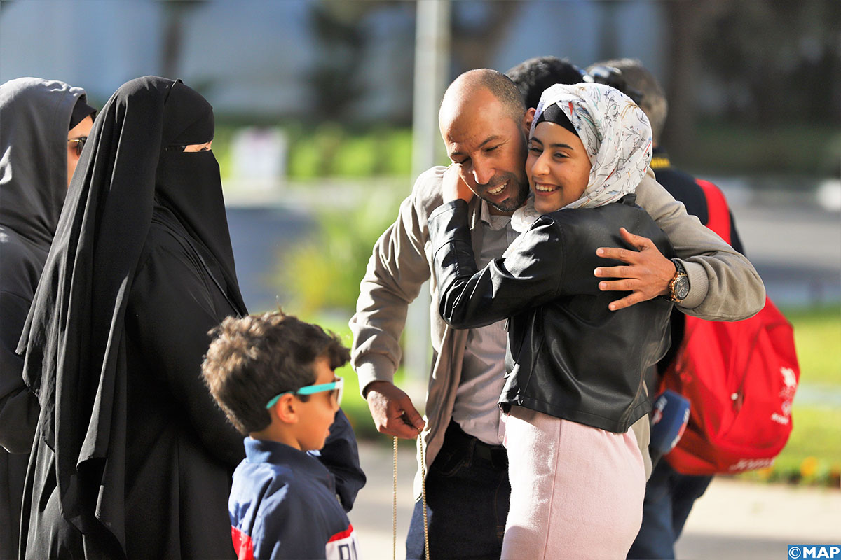 فيديو: عناق وفرحة للمغاربة العائدين من ووهان الصينية مع اهلهم بعد مغادرة المستشفى