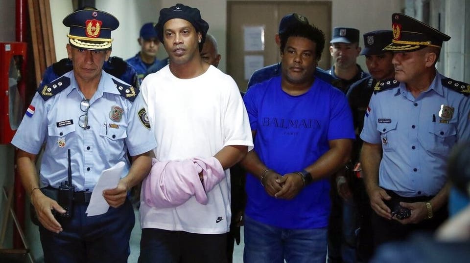 كيف يقضي النجم البرازيلي رونالدينيو أيامه في السجن؟