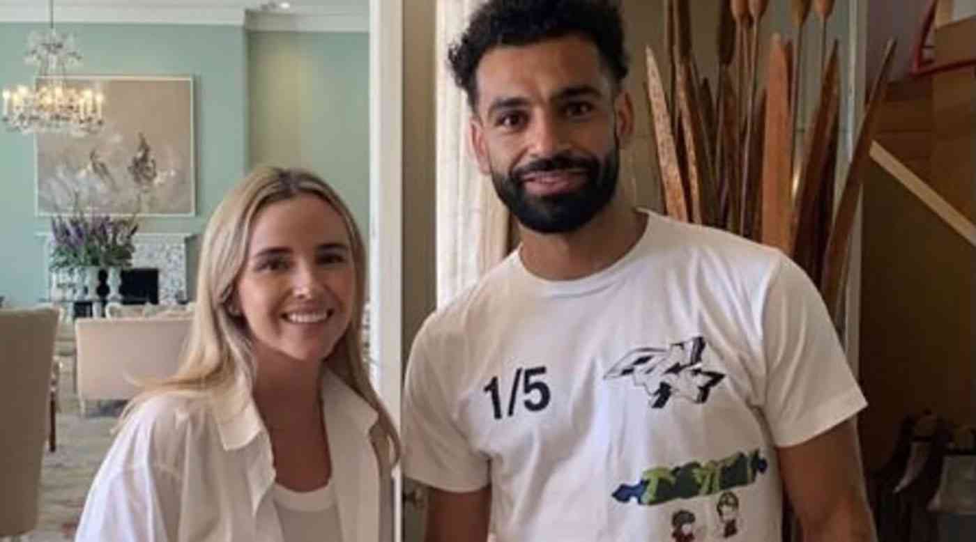 محمد صلاح يظهر مع عارضة أزياء بريطانية