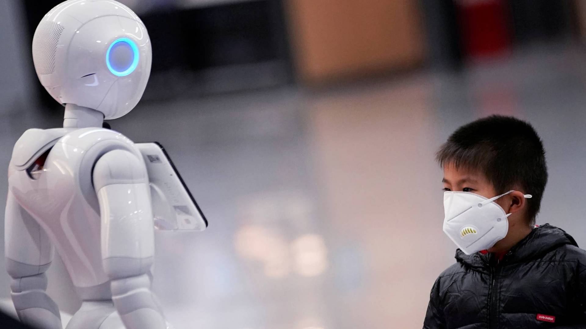 بالصور.. اليابان تسخر الروبوتات للعمل في المتاجر بسبب كورونا