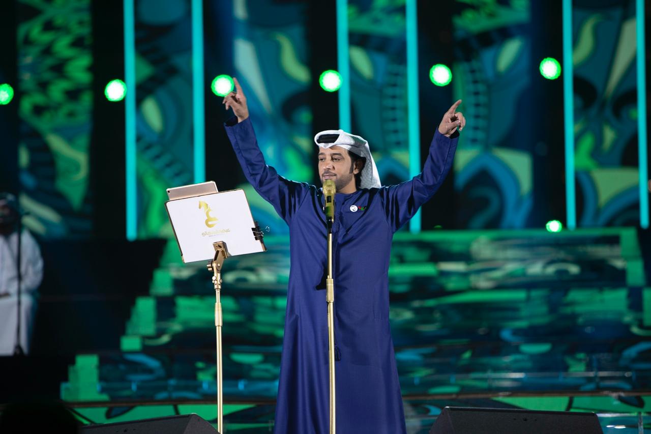 الإماراتي عيضة المنهالي يحتفل باليوم الوطني لبلاده في دبي