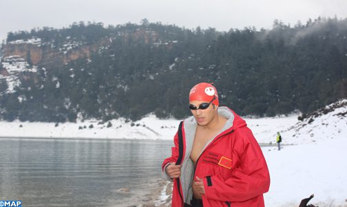 خنيفرة: حسن بركة يقطع 1600 متر سباحة في المياه الجليدية ويحطم رقمه القياسي
