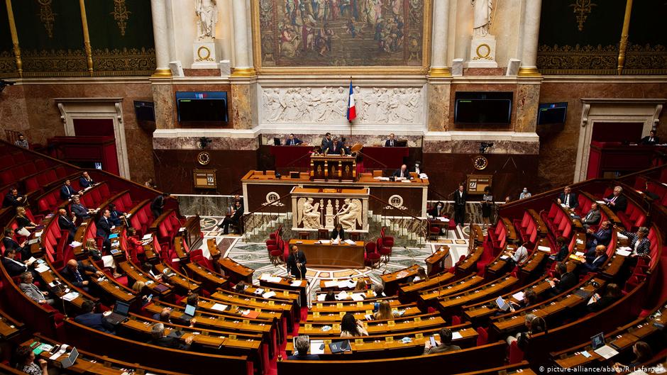 البرلمان الفرنسي يقر مشروع قانون مثير يستهدف التطرف الإسلاموي
