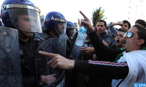 الجزائر: اصطدامات بين الشرطة ومتظاهرين عقب الحكم على أحد نشطاء الحراك بسبع سنوات سجنا