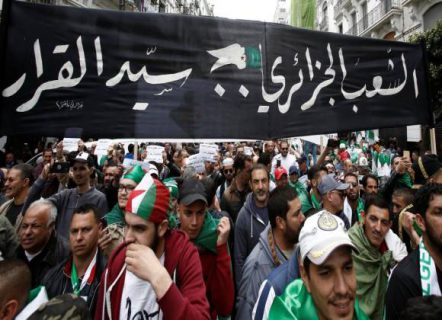 القضاء الجزائري يرفض إطلاق سراح نشطاء الحراك الشعبي والأمن يفرق وقفة تضامنية معهم بالقوة