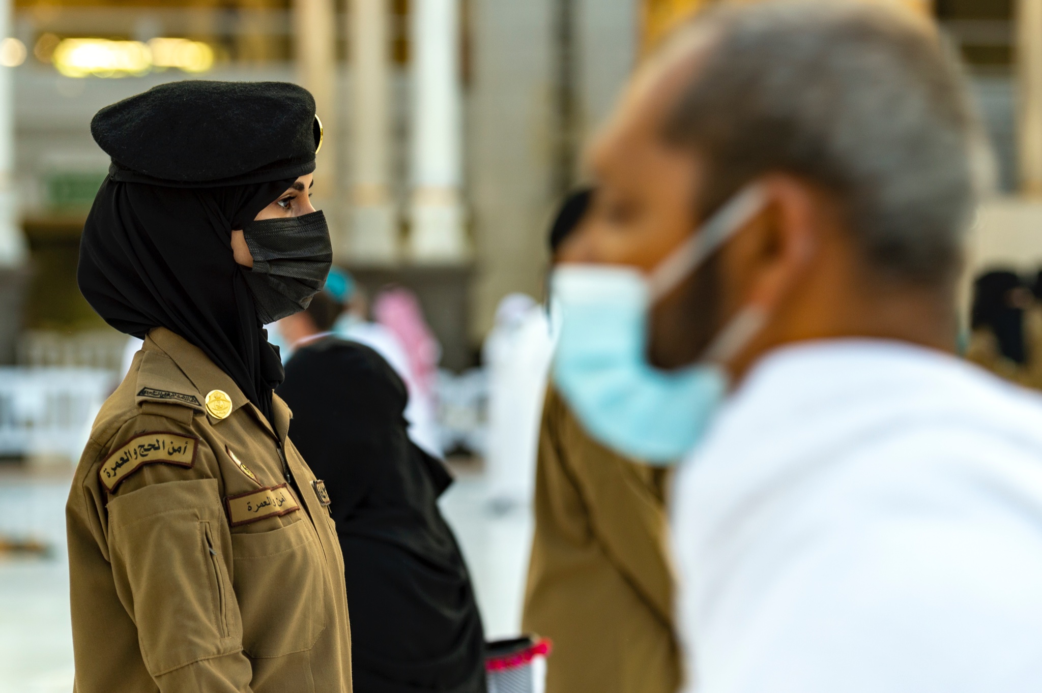 صورة: “عهود” شرطية سعودية جميلة بزي عسكري عند الكعبة تثير زوبعة “إعجاب” و”انتقاد”