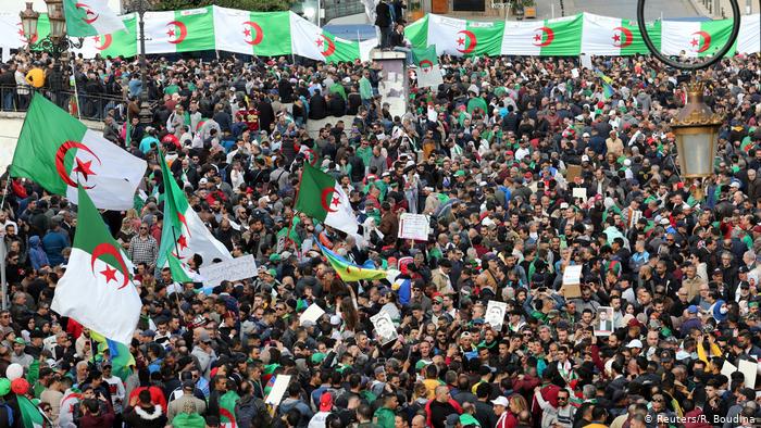مسيرات الحراك الشعبي تجدد مطالبها في الجزائر بشعارات مناهضة للنظام