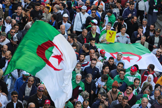 فيديو: آلاف الجزائريين يتظاهرون ويرددون..”ديرو واش تديرو والله مارانا حابسين”