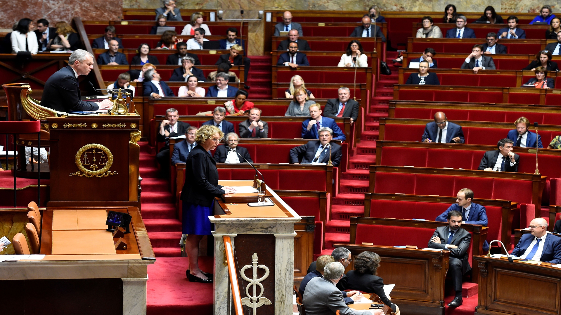 البرلمان الفرنسي يقر قانون منع “نشر مشاهد لقوات الأمن بنية سيئة”