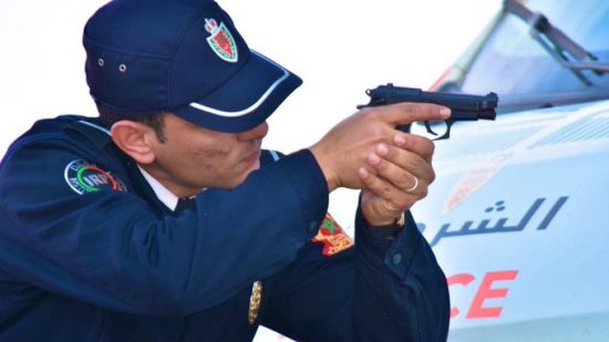 موظف شرطة بسلا يضطر لاستعمال سلاحه لتوقيف شخص اعتدى على المواطنين وعلى الشرطة