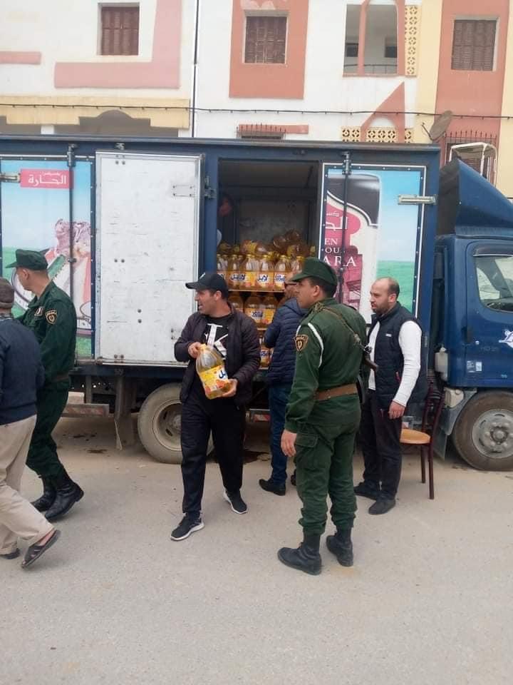 صور فضيحة جزائرية: رجال درك ومنتخبون ورئيس أركان ووالي وطوابير لا نهاية لها من أجل توزيع علب زيت المائدة