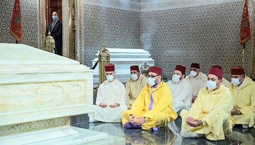 صور: أمير المؤمنين الملك محمد السادس يترحم على روح جلالة المغفور له الملك محمد الخامس