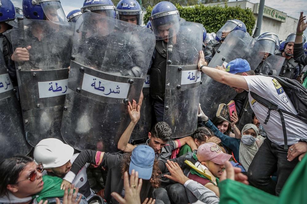 نقل 23 من معتقلي الحراك الجزائري للمستشفى في حالة حرجة وجمعيات حقوقية تحمل النظام مسؤولية تدهور صحتهم