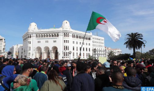 مئات الطلبة يخرجون في مسيرة بالجزائر العاصمة للمطالبة بتغيير جذري للنظام