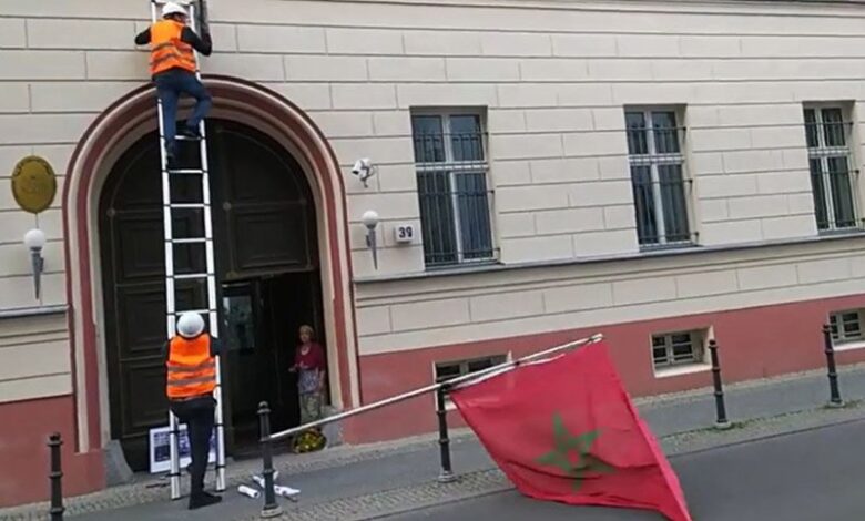 فيديو وصور: تفاصيل اقتحام إجرامي لعصابة انفصالية متطرفة سفارة المغرب بألمانيا ومحاولة “تدنيسهم” العلم الوطني