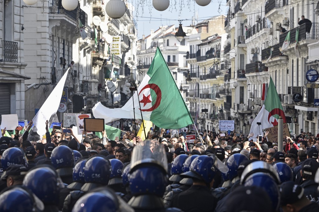 الاتحاد الأوروبي يدعو إلى التحقيق في انتهاكات النظام الجزائري لحقوق الإنسان ومعاقبته عليها