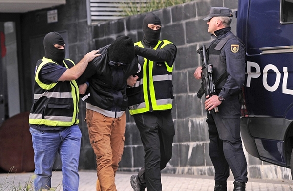 تفاصيل اعتقال الشرطة الإسبانية أشخاصا تورطوا في مقتل شاب مغربي