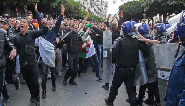 اعتقالات..النظام الجزائري يستمر في قمع الحراك الشعبي