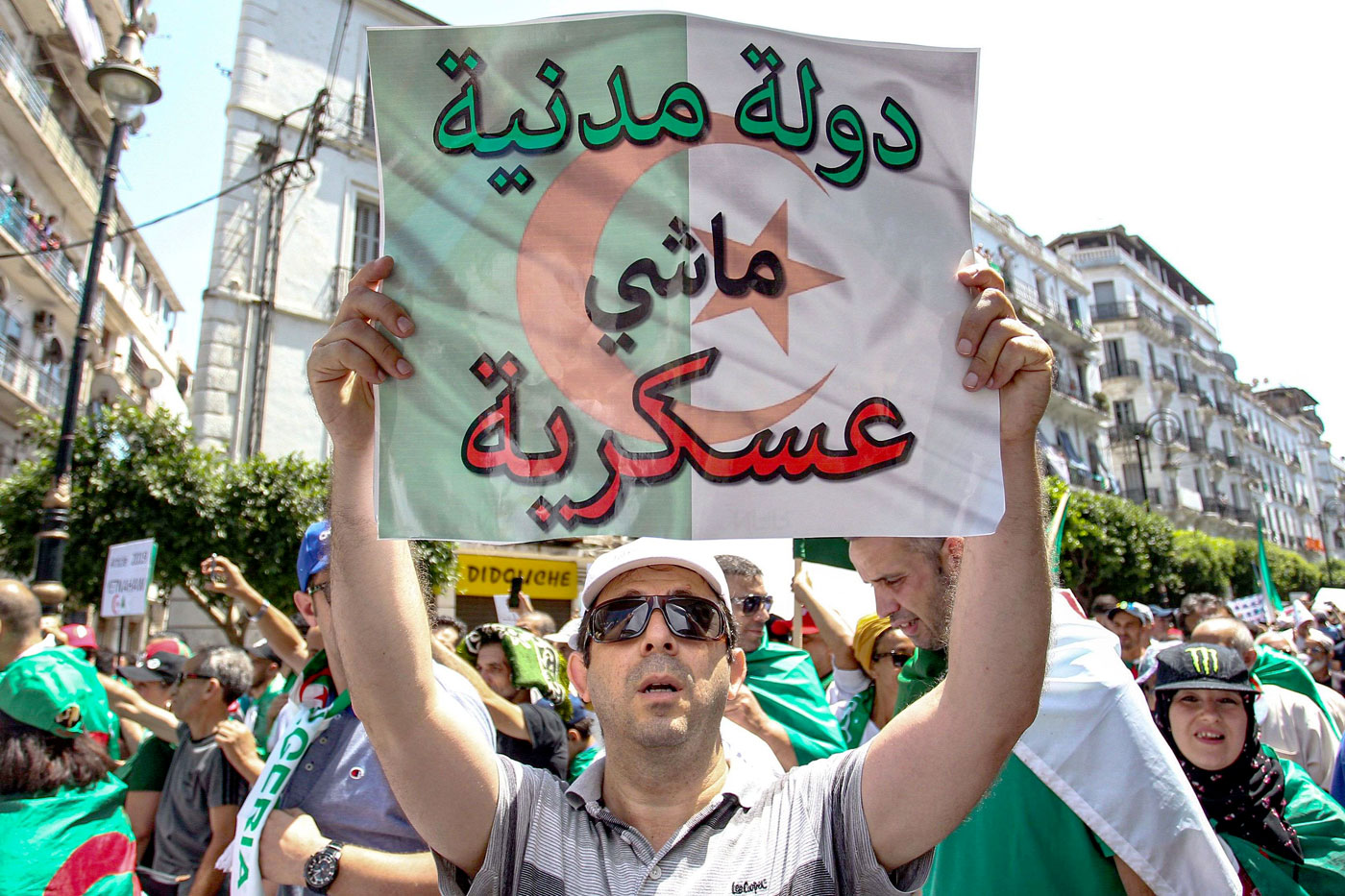 بعد تشديد قبضته الأمنية على الحراك الشعبي.. النظام الجزائري يتسبب في تصاعد كبير لوتيرة الاعتقالات والقمع