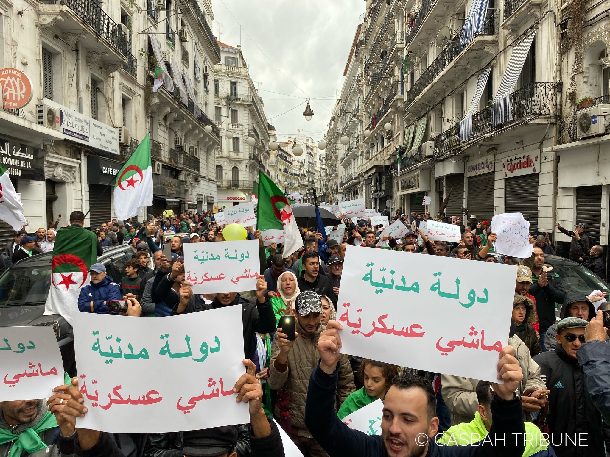 استمرار الحراك الشعبي بالجزائر في أيام العيد بشعار “الدولة مدنية مشي عسكرية”