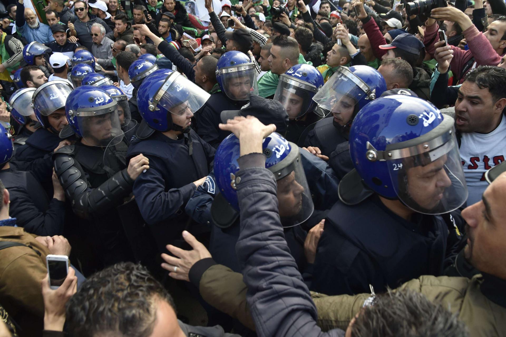 مرة أخرى.. قوات أمن النظام الجزائري تمنع مسيرات “الحراك الشعبي”