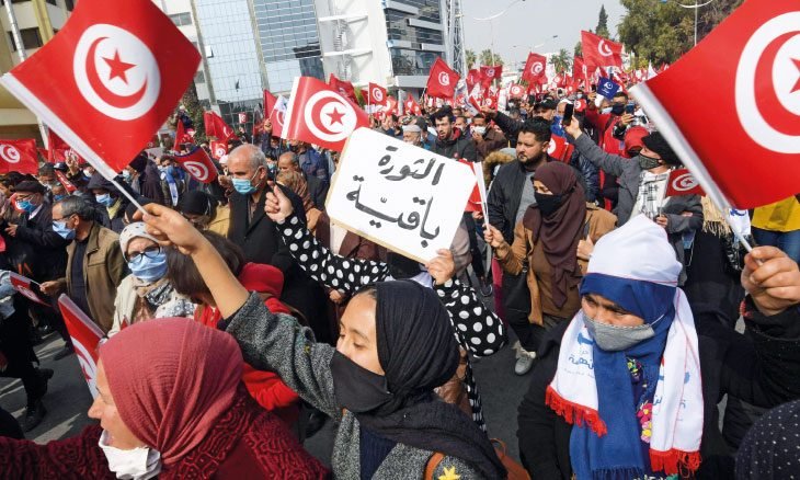 تونس فوق صفيح ساخن.. وضع مالي حرج وأزمة سياسية غير مسبوقة
