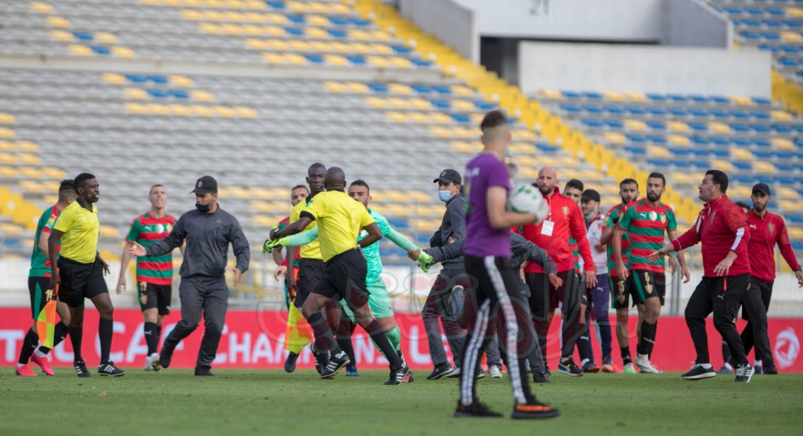 ال”الكاف” تعاقب مولودية الجزائر بسبب اعتدائها على حكم مباراتها مع الوداد