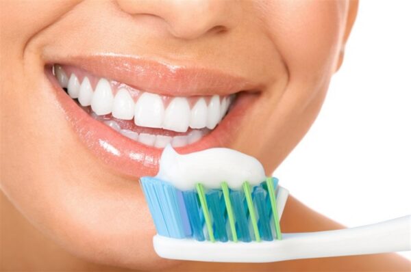 إهمال تنظيف الأسنان قد يسبب الجلطات والخرف