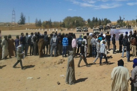 فوضى عارمة بمخيمات تندوف ومحتجون يغلقون ويحاصرون مقر ما يسمى ‘وزارة الدفاع’