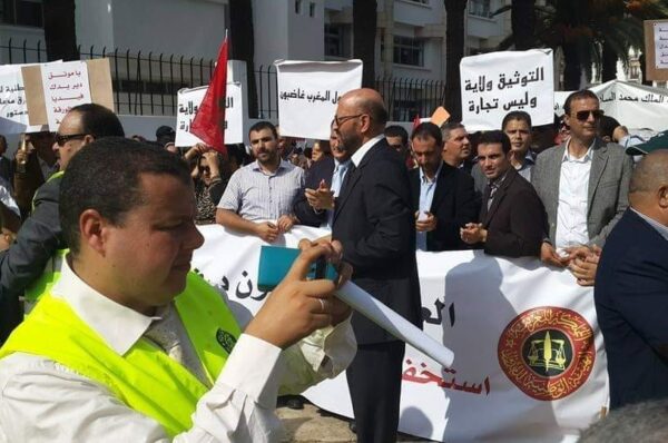 الرباط: العدول يطردون محمد زيان من مكان احتجاجهم بعد أن حاول الركوب على قضيتهم