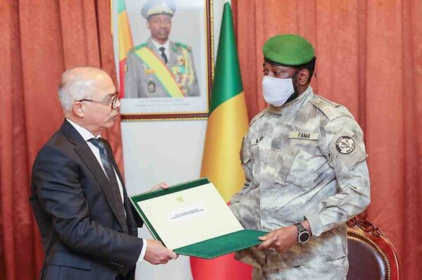 مالي: رئيس المرحلة الانتقالية يستقبل شكيب بنموسى حاملا رسالة من الملك محمد السادس