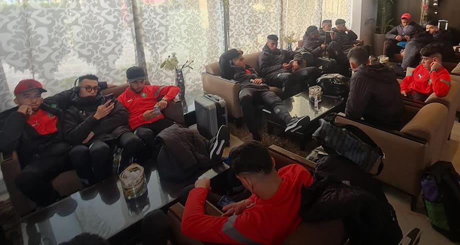 المنتخب المغربي للمحليين موجود بالمطار ينتظر الترخيص الرسمي للإقلاع نحو الجزائر