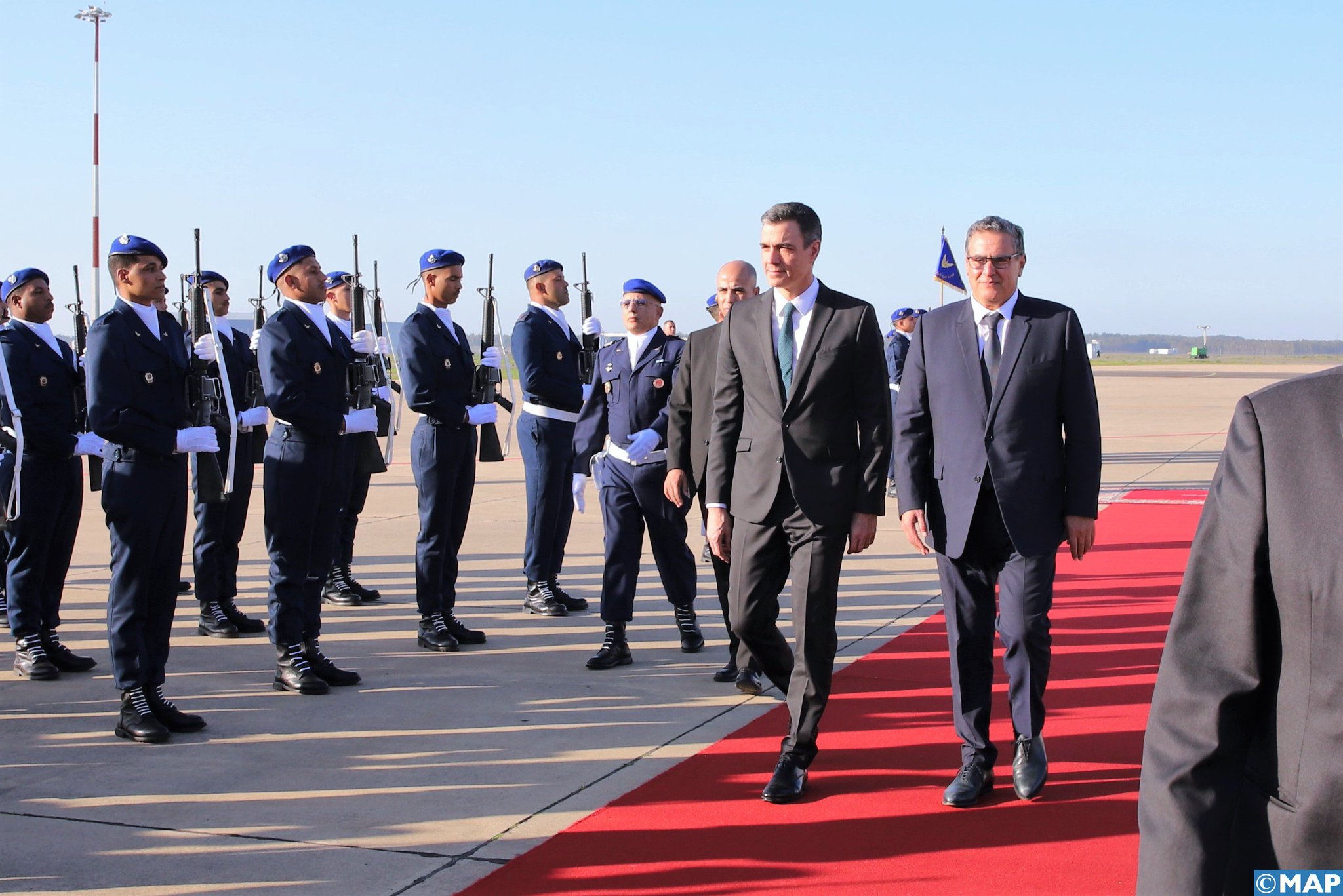 فيديو: رئيس الحكومة الإسبانية يحل بالمغرب على رأس وفد هام