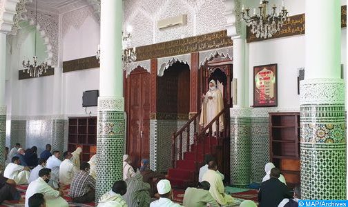 أمير المؤمنين يأمر بفتح المساجد التي شيدت أو أعيد بناؤها أو تم ترميمها