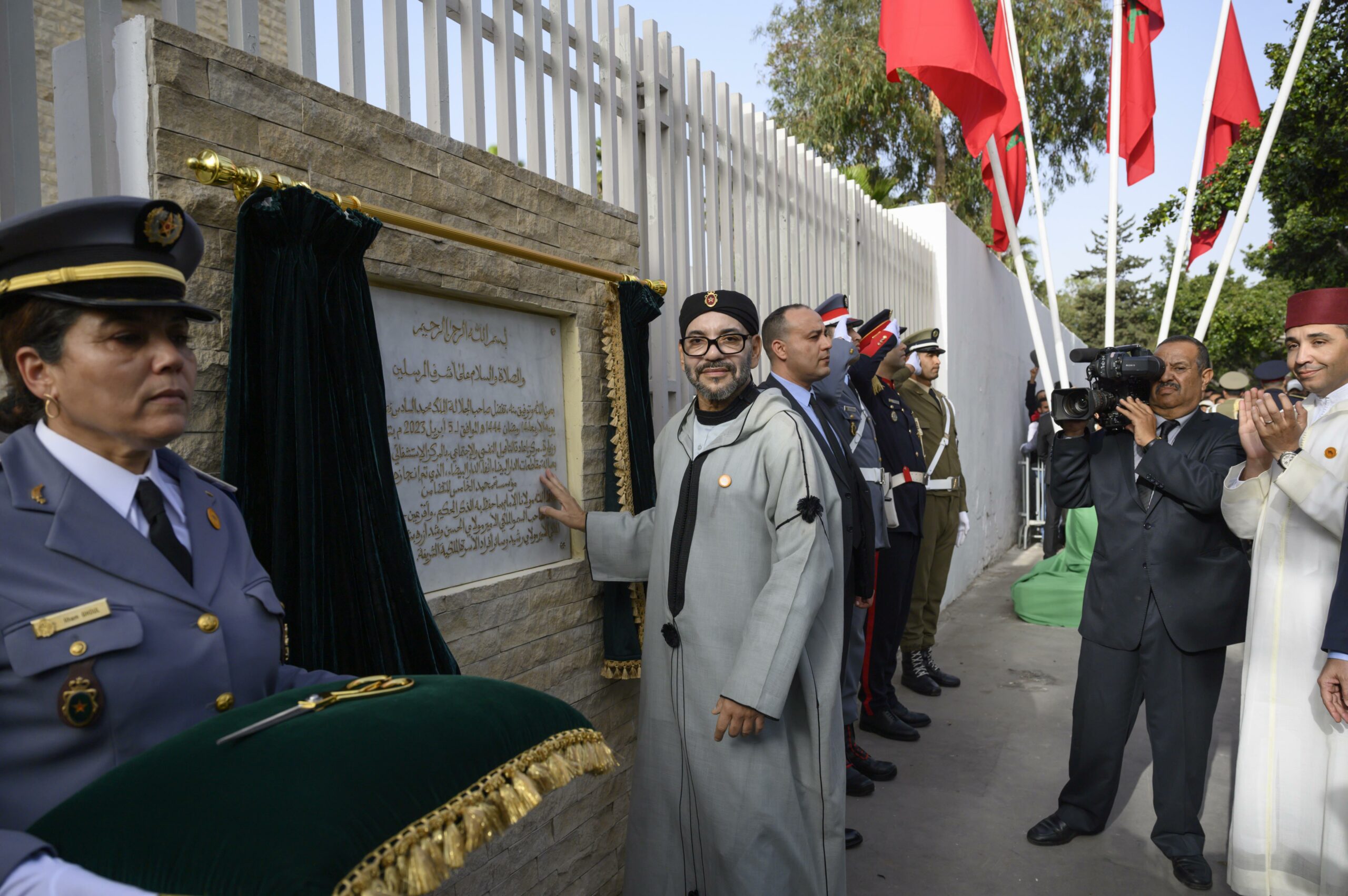 الملك يدشن ويقوم بزيارة مركز إعادة التأهيل النفسي والاجتماعي بالمركز الاستشفائي الجامعي ابن رشد بالبيضاء