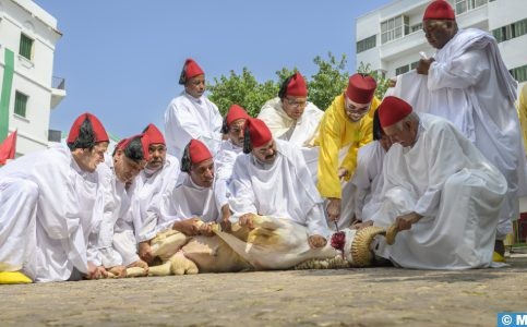 أمير المؤمنين يؤدي صلاة عيد الأضحى المبارك بمسجد الحسن الثاني بتطوان ويتقبل التهاني بهذه المناسبة السعيدة