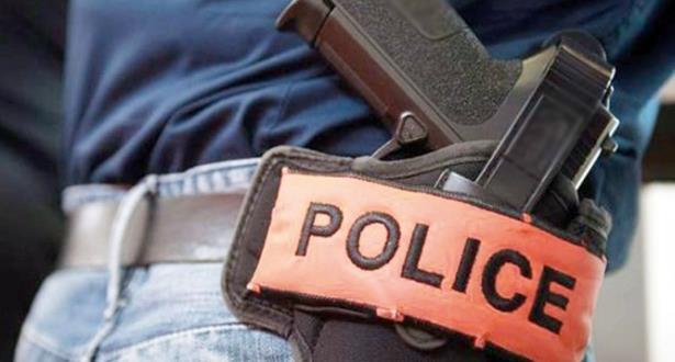 مكناس: شرطي يستخدم مسدسه لتوقيف شخص واجه الشرطة بسلاح أبيض وكلب شرس
