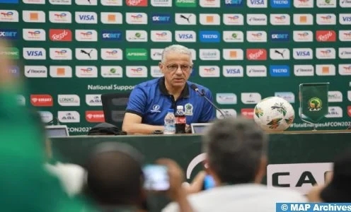 الكونفدرالية الإفريقية لكرة القدم: إيقاف مدرب المنتخب التنزاني الجزائري عادل عمروش لثماني مباريات