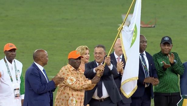 رئيس الجامعة الملكية المغربية لكرة القدم يتسلم من الرئيس الايفواري علم كأس إفريقيا للأمم–المغرب 2025