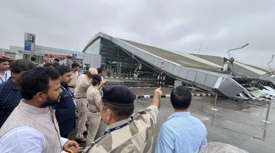 مصرع شخص وإصابة 8 آخرين جراء انهيار سقف مبنى في مطار نيودلهي