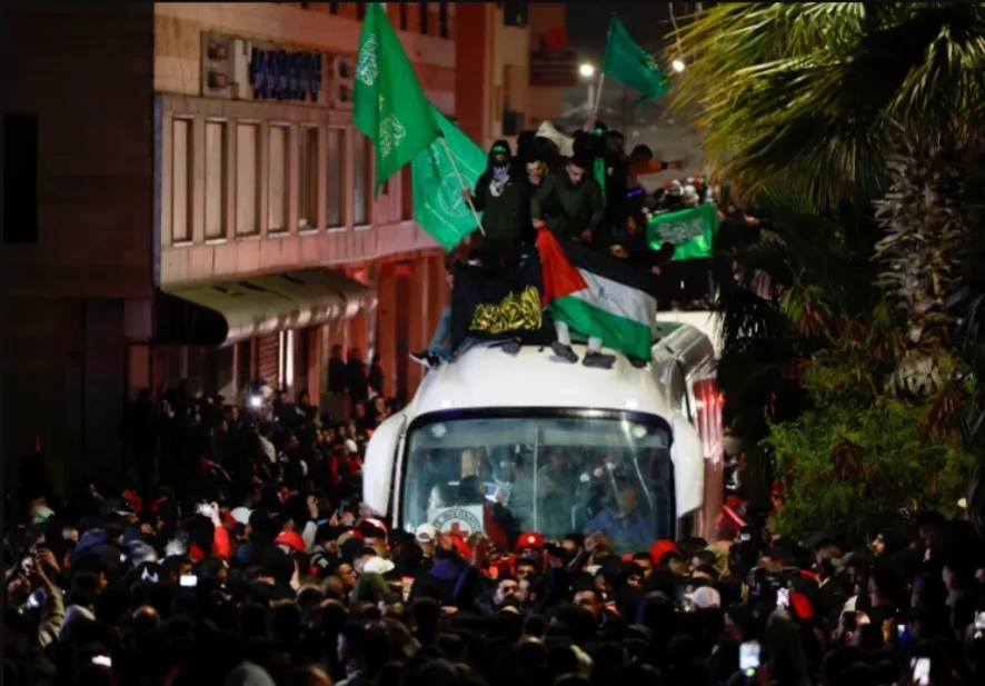 حشود تستقبل المعتقلين الفلسطينيين المفرج عنهم من السجون الإسرائيلية